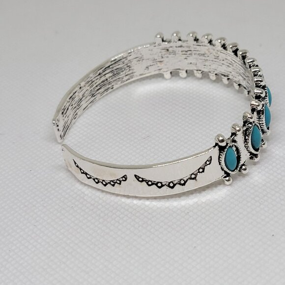 Bohemian Open Bangle Cuff Bracelet Faux Turquoise Silver Tone OS New - Picture 5 of 9